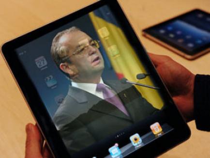 Premierul Emil Boc e dependent de iPad